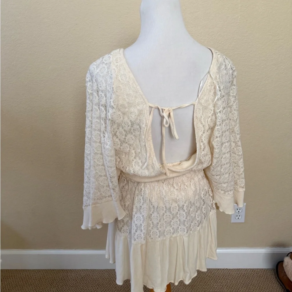 Vice bohemian-style lace romper featuring a V-neck, batwing sleeves, and buttons - Picture 3 of 4